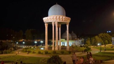 Taşkent 'teki anıt kompleksi, akşamları insanlar parkta yürüyor ve dinleniyor.