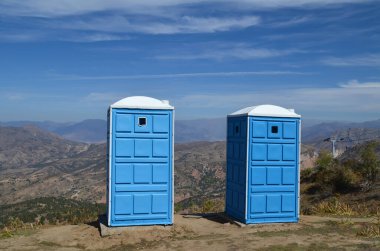 Dağın tepesinde iki portatif tuvalet turistler için, teleferiğin yanında. Beldersay Dağları, Özbekistan.