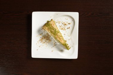 Türk puf baklavası, şam fıstığı şekilli dondurma balı, üst manzara. Restoran ve kafe menüleri için fotoğraflar