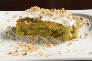 Geleneksel fıstık, bal ve dondurmalı Türk baklavası, yaklaşın. Restoran ve kafe menüleri için fotoğraflar