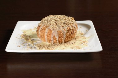 Geleneksel Türk irmikli, fındıklı ve konsantre sütlü tatlı. Restoran ve kafe menüleri için fotoğraflar