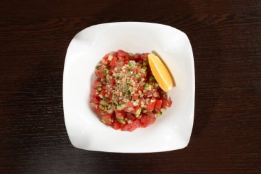 Vejetaryenler için zeytinyağı salatasıyla tatlandırılmış domatesli sebze salatası. Restoran ve kafe menüleri için fotoğraflar