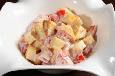 Restoranda servis edilen salata domatesli kızarmış ekmek ve peynirli mayonez, yakından. Restoran ve kafe menüleri için fotoğraflar