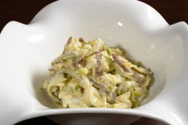 Restoranda servis edilen salata, turşulu ve mayonezli, yakından. Restoran ve kafe menüleri için fotoğraflar