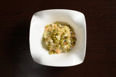 Lezzetli ve taze Olivier salatası, üst manzara. Restoran ve kafe menüleri için fotoğraflar