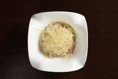 Domatesli salata, salatalık ve üstüne peynir serpiştirilmiş domuz pastırması. Restoran ve kafe menüleri için fotoğraflar