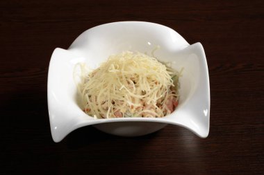 Yumuşak ve lezzetli sebze salatası. Pastırma, mayonez ve üzerine peynir serpiştirilmiş. Restoran ve kafe menüleri için fotoğraflar