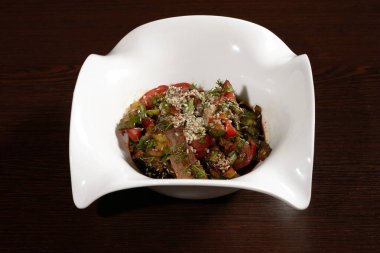 Soya aromalı susamlı Kore salatası. Restoran ve kafe menüleri için fotoğraflar