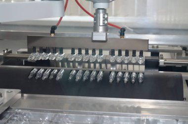 İlaç fabrikası cam ampulleri ve otomatik üretim hatları.