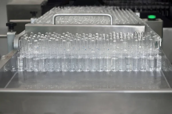Glasampuller Med Läkemedel Finns Bordet Automatiserad Produktionslinje — Stockfoto