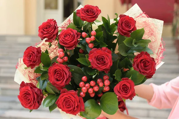 Großer Und Schöner Rosenstrauß Aus Nächster Nähe Den Händen Junger — Stockfoto