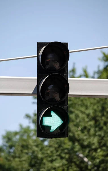 Feche Semáforo Poste Ferro Com Luz Verde Acesa Seta Mostra Fotografia De Stock