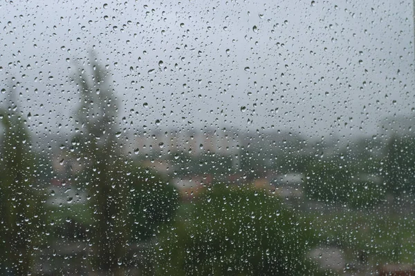Bulutlu Havada Yağmur Damlaları Olan Islak Cam Şehir Manzarasının Bulanık — Stok fotoğraf