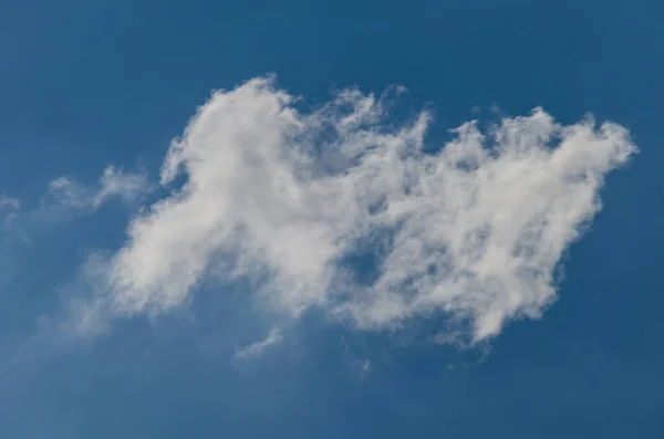 Una Nube Esponjosa Cielo Azul — Foto de Stock