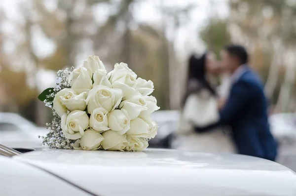 Buquê Casamento Capô Carro Branco Fundo Embaçado Noiva Noivo Fotografias De Stock Royalty-Free