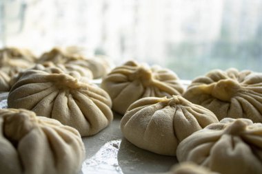 Pişmeden önce çiğ vejetaryen Khinkali.