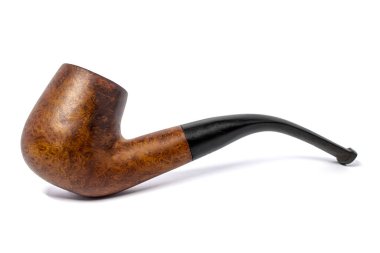 Beyaz arka planda dumanlı pipo içmek