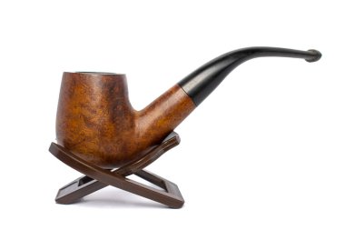 Beyaz arka planda dumanlı pipo içmek