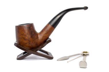 Beyaz arka planda çikolotlu dumanlı pipo içmek