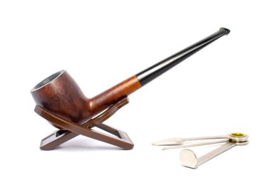 Beyaz arka planda bir czech aracı ile dumanlı pipo içmek