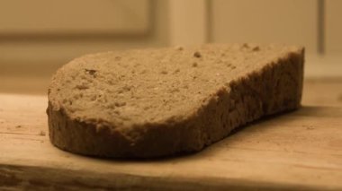 Taze bir parça ekmek tereyağıyla kaplanır.