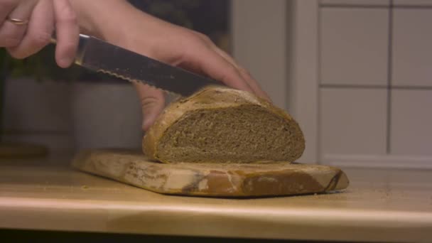 Ένας Άντρας Κόβει Φρέσκο Ψωμί Βράδυ — Αρχείο Βίντεο