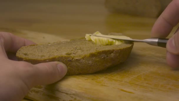 Pedazo Pan Fresco Unta Con Mantequilla — Vídeos de Stock