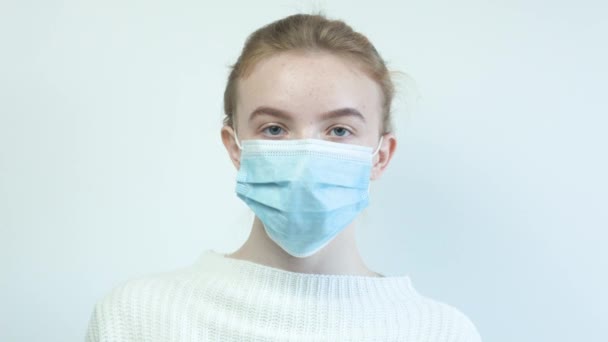 Jong Meisje Doet Medisch Masker Glimlacht Covid — Stockvideo