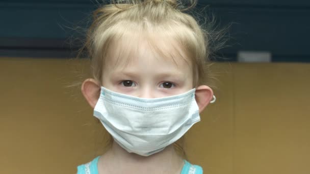 Tıbbi Maskeli Küçük Kız Covid — Stok video