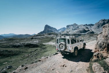 İspanya 'nın kuzeyindeki dağlarda güneşli bir gün. Asturyalar. Picos de Europa 'da. 4x4. Dağlarda bir arazi aracı..