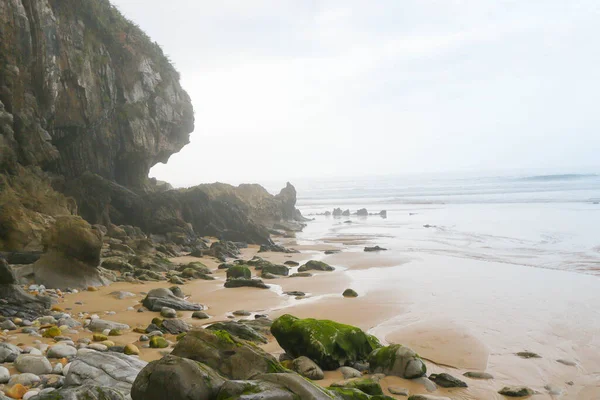 Niebla Una Playa Rodeada Piedras Norte España Cantabria —  Fotos de Stock