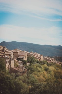 Ainsa köyü. Kırsal evler. Ordesa 'daki tipik ve güzel bir köy. Ortaçağ şehri