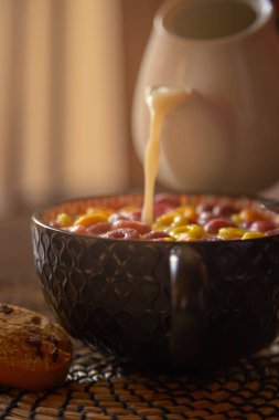 Renkli mısır gevreği, kurabiye ve sütlü kahvaltı fotoğrafları..