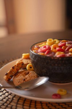 Renkli mısır gevreği, kurabiye ve sütlü kahvaltı fotoğrafları..