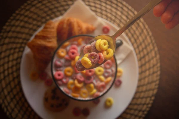 Frukostfoton Med Slingor Färgglada Spannmål Kakor Och Mjölk — Stockfoto