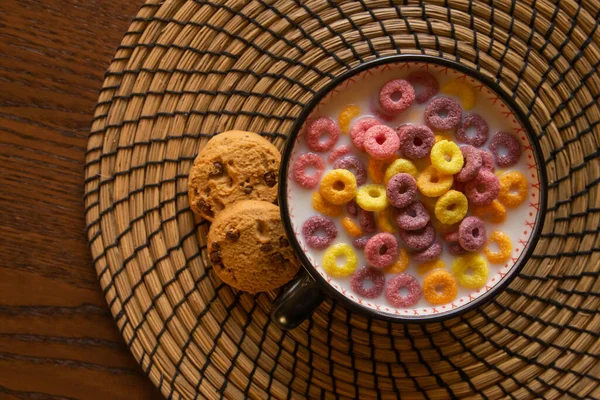 Frühstücksfotos Mit Schleifen Buntes Müsli Kekse Und Milch — Stockfoto