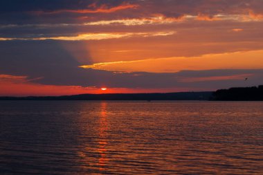 Minsk 'te gün batımı doğanın yaz güzelliği