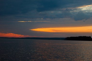 Minsk 'te gün batımı doğanın yaz güzelliği