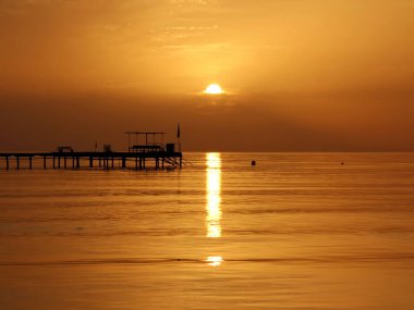 Kızıl Deniz 'in üzerinde güzel bir gün doğumu. Mısır.