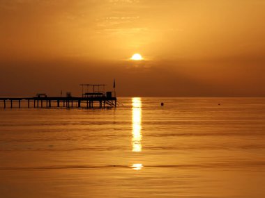 Kızıl Deniz 'in üzerinde güzel bir gün doğumu. Mısır.