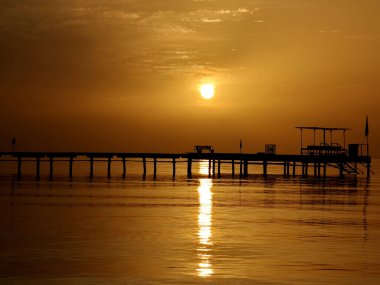 Kızıl Deniz 'in üzerinde güzel bir gün doğumu. Mısır.
