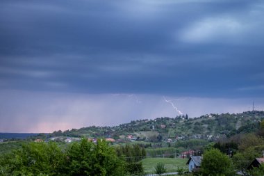 Macaristan 'ın tepelik arazisinde bir yağmurda şimşek çakıyor