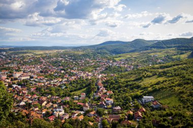 Romanya 'nın Batı Karpatya Dağları' ndan Deva Kalesi manzarası