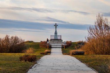 Küçük bir tepenin üzerinden geç.
