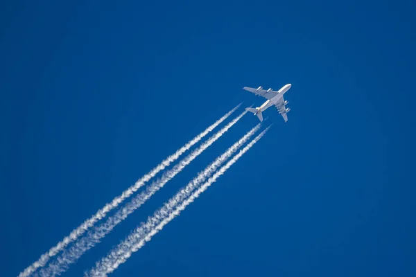 Aereo Sta Sorvolando Cielo Blu — Foto Stock