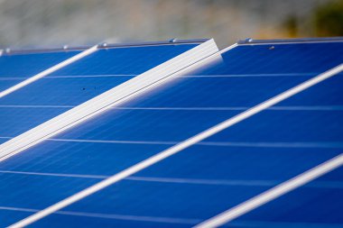 Bir tepede güneş parkı inşaatı