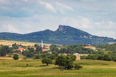 Macaristan 'ın Balaton Gölü yakınlarındaki Hegyestu denilen volkanik dağ.