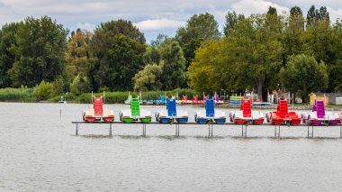 Macaristan, Balaton Gölü 'ndeki bir rıhtımda renkli pedal botları
