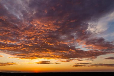 Fırtınadan sonra gün batımında dramatik koyu turuncu bulutlar
