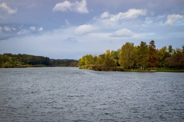 Macaristan 'ın Zalaegerszeg kentinde sonbaharda Gebart Gölü (Gebarti-to) plajı.